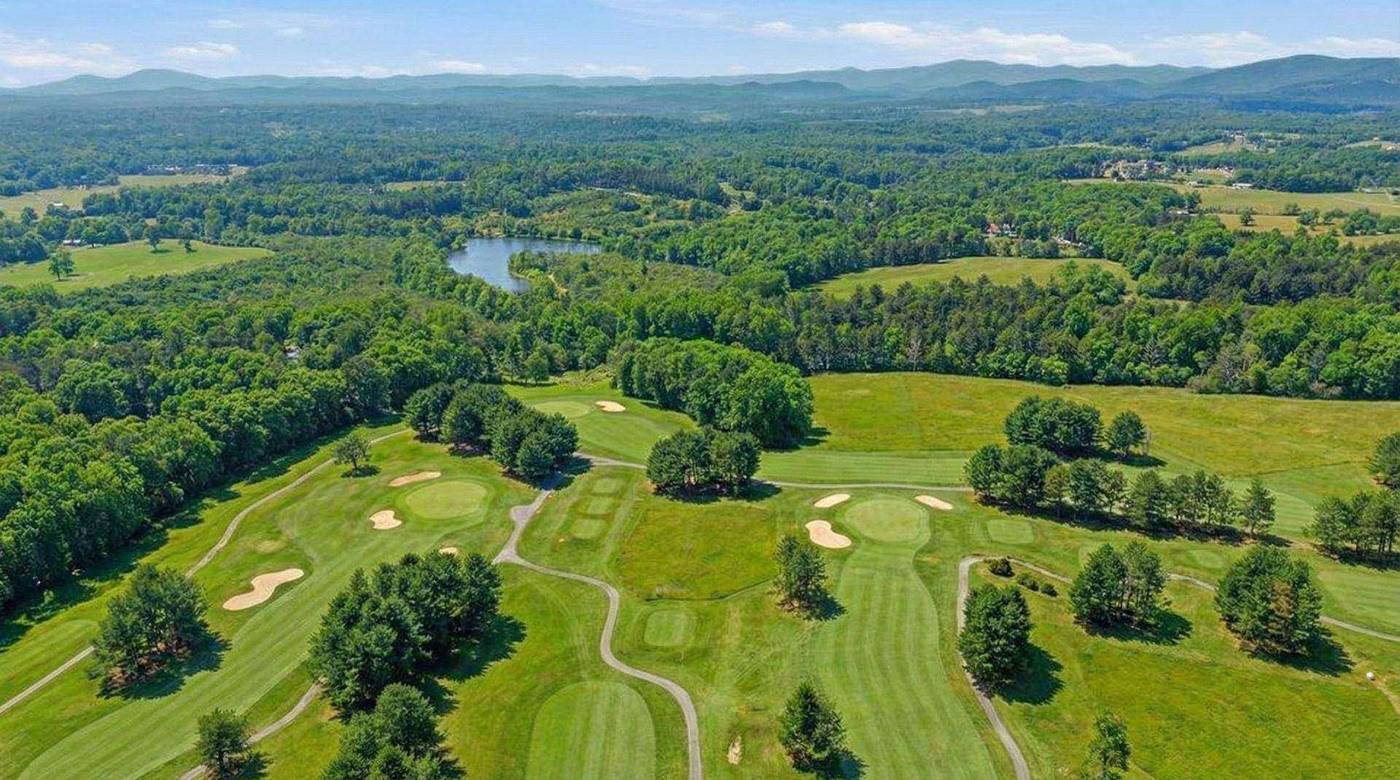 Lake, course and mountains at Apple Mountain