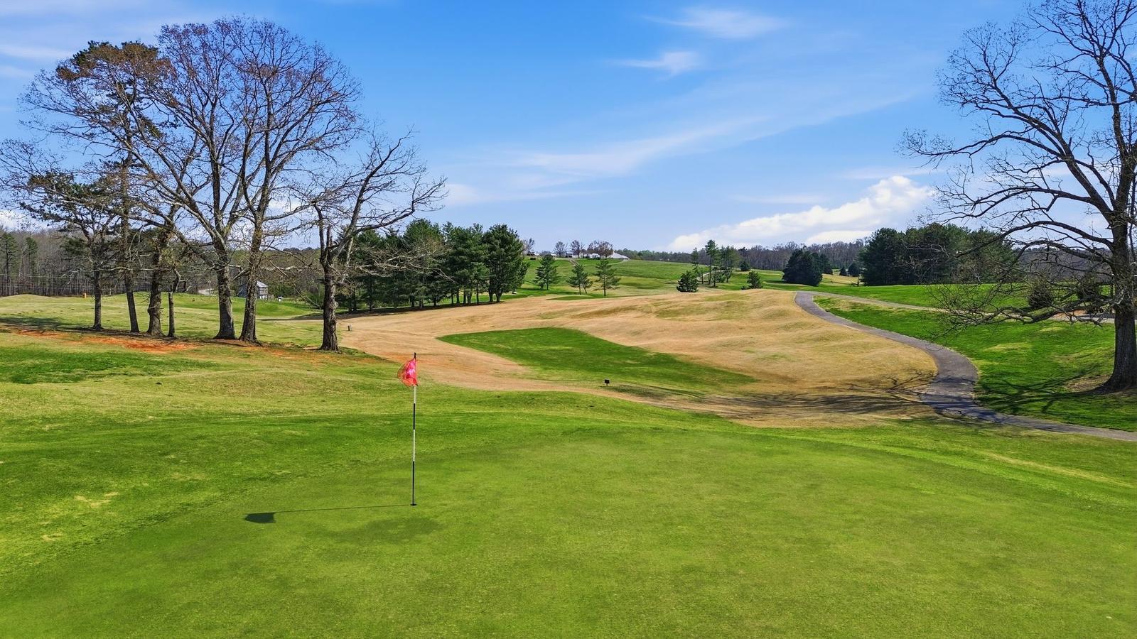 Green with flag at Apple Mountain Golf Club
