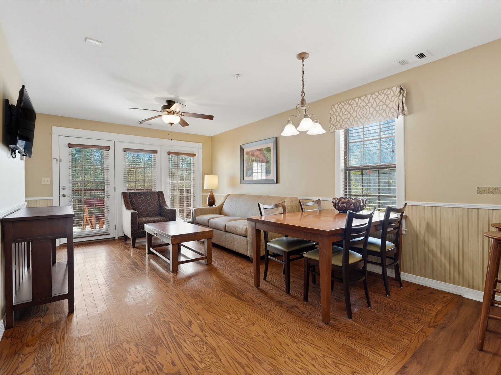 Cabin Retreat living and dining area