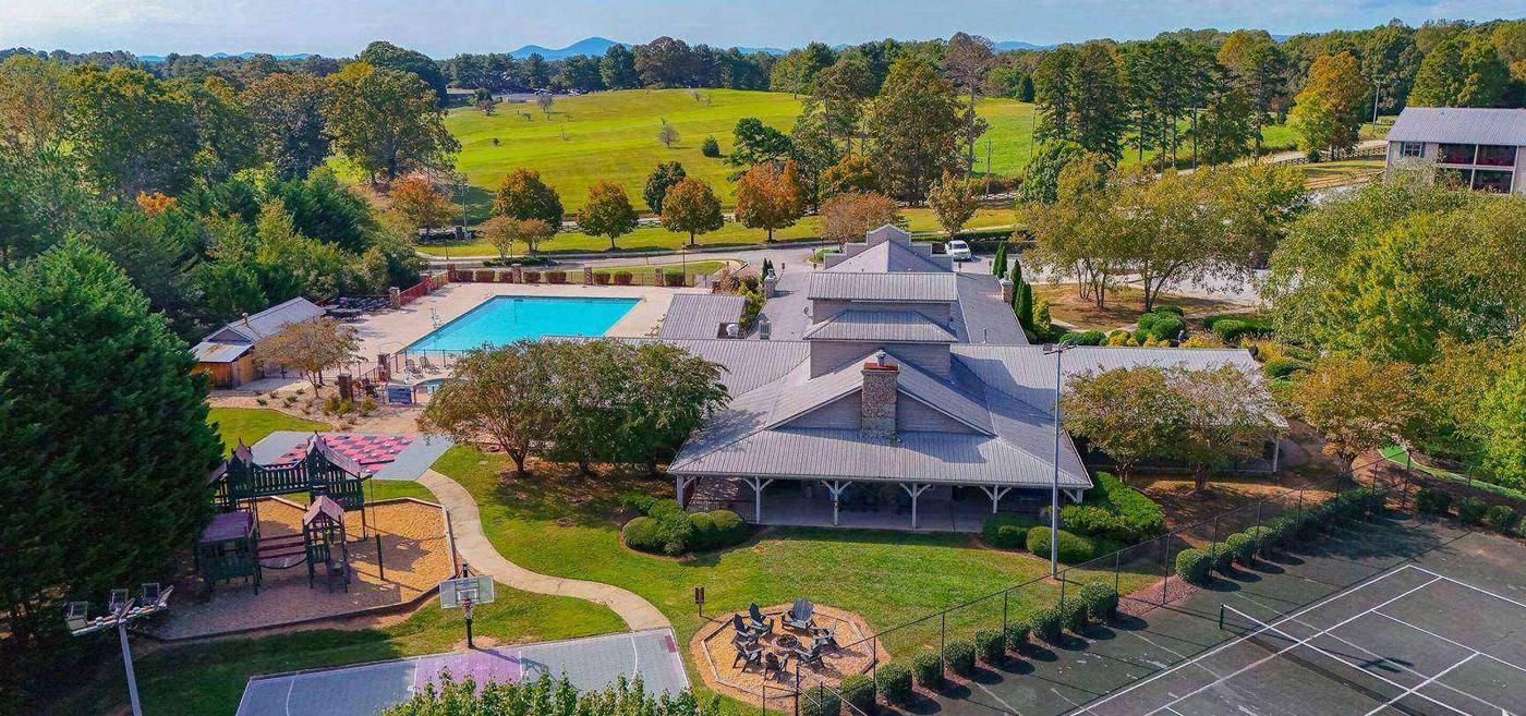 Aerial view of Apple Mountain resort amenities